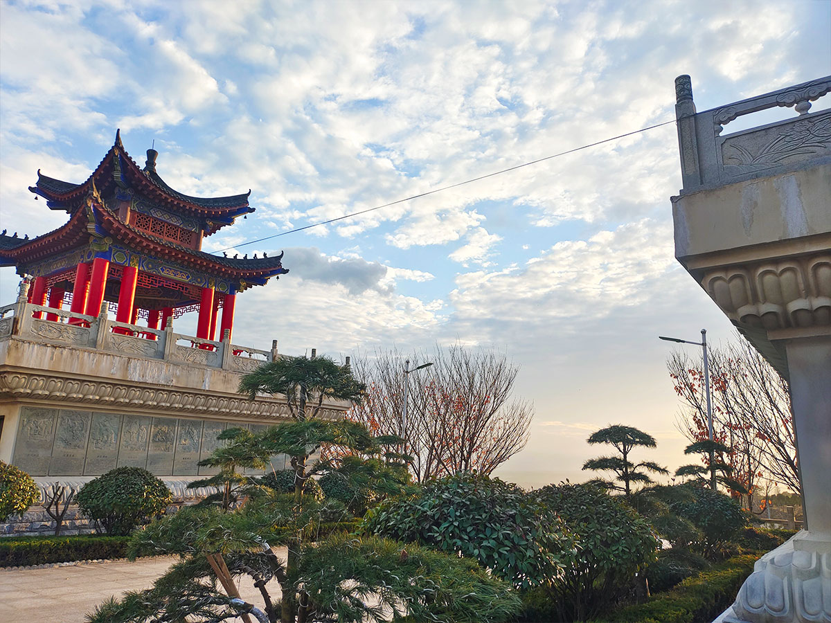 宝鸡灵山人文纪念园距市中心二公里的千年生命栖息地